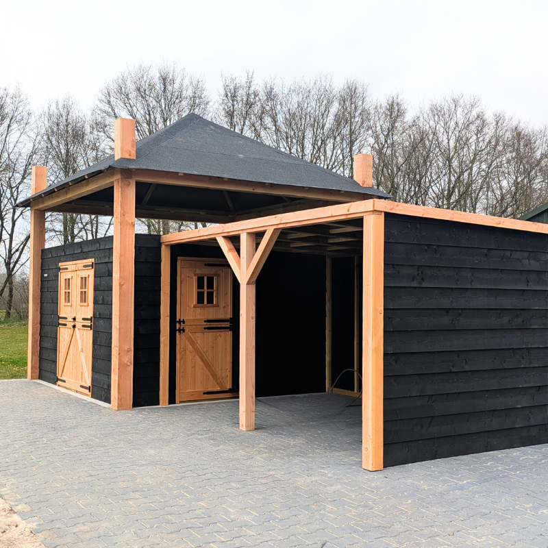 Kippenvilla Hooiberg met Overkapping als visitekaartje van de boerderij