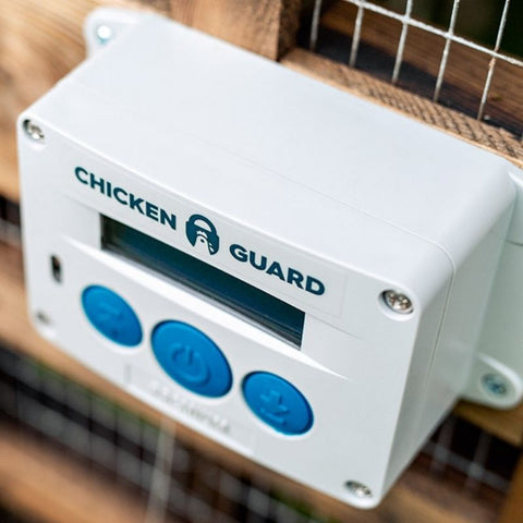 (Combideal) Handmatig luik Douglas hout +  Automatische kippenhok opener (PRO) van Chicken Guard