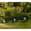 Sfeerfoto in een achtertuin op het gras met 3 kippenhokken met vooraanzicht. Van links naar rechts zijn de volgende kippenhokken afgebeeld: Nestera kunststof kippenhok groot zonder poten, Nestera kunststof kippenhok groot met poten, Nestera kunststof kippenhok groot op wielen.