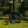 Sfeerfoto Nestera kunststof kippenhok groot op poten vooraanzicht, in een achtertuin op het gras en met een kip die voor het kippenhok loopt.